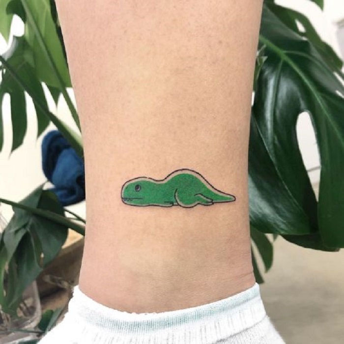 Tatuaje de dinosaurio femenino