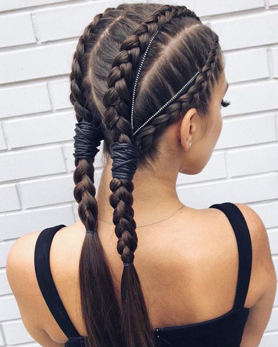 Chica con el cabello trenzado lista para entrenamiento deportivo
