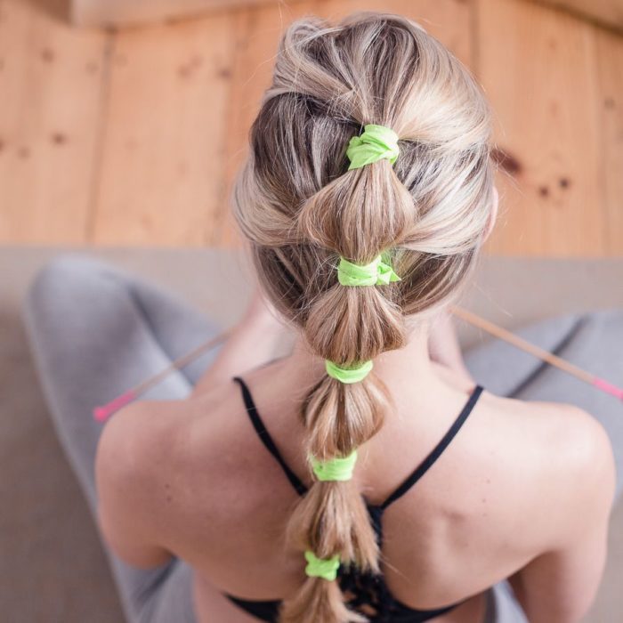 Chica con el cabello trenzado lista para entrenamiento deportivo