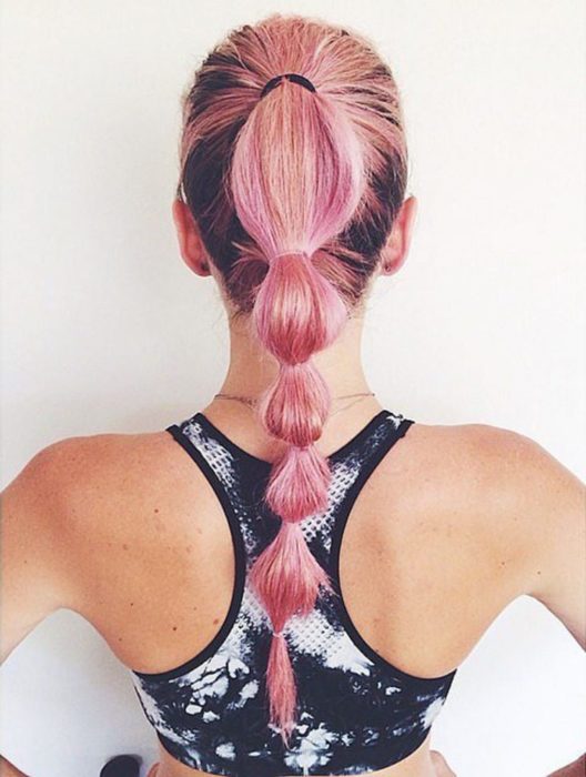 Chica con el cabello trenzado lista para entrenamiento deportivo