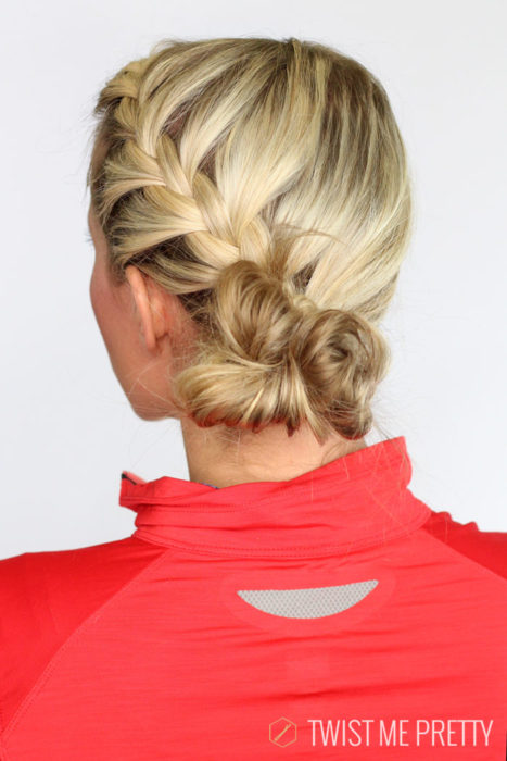 Chica con el cabello trenzado lista para entrenamiento deportivo