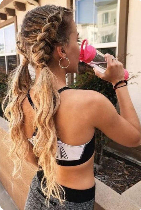 Chica con el cabello trenzado lista para entrenamiento deportivo