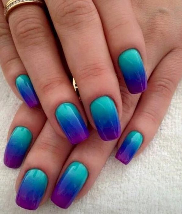 Chica con las uñas en efecto degradado