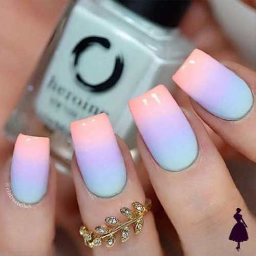 Chica con las uñas en efecto degradado
