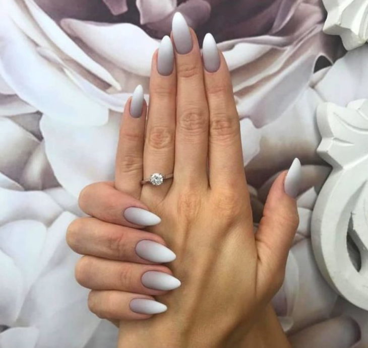 Chica con las uñas en efecto degradado