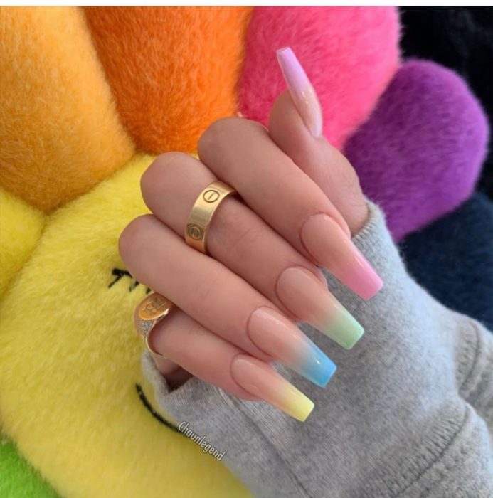Chica con las uñas en efecto degradado