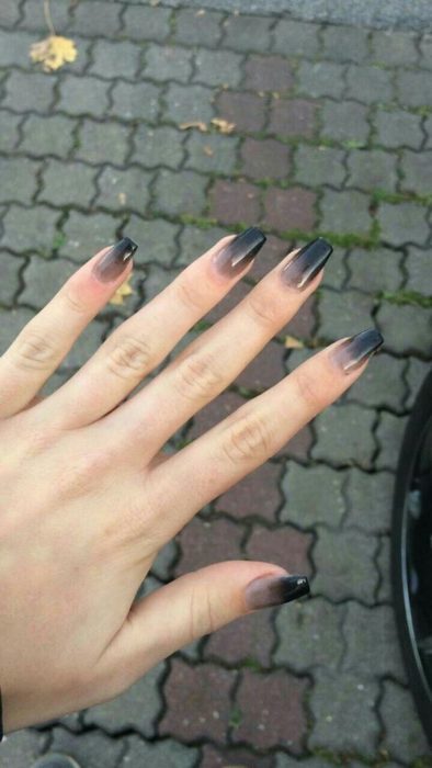 Chica con las uñas en efecto degradado