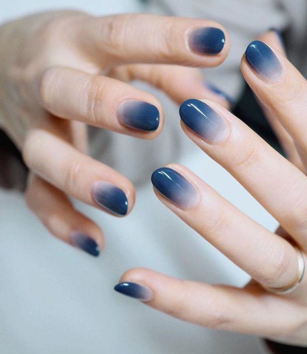 Chica con las uñas en efecto degradado