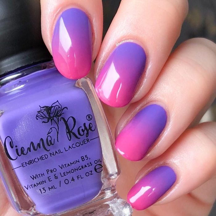 Chica con las uñas en efecto degradado