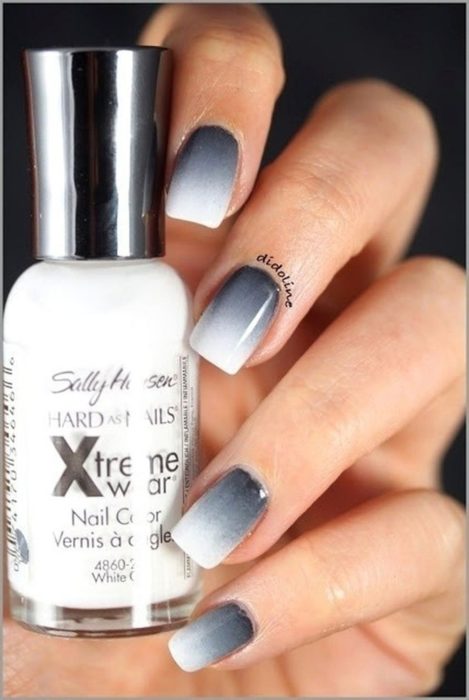 Chica con las uñas en efecto degradado