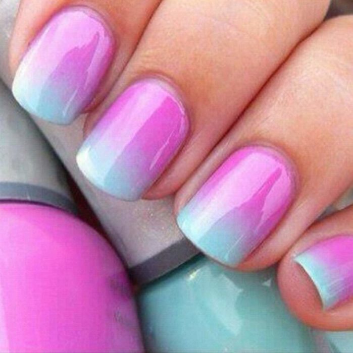 Chica con las uñas en efecto degradado