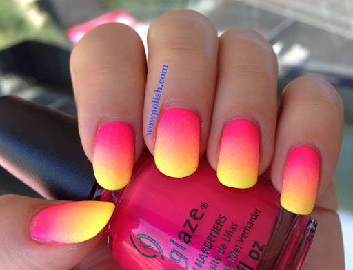 Chica con las uñas en efecto degradado