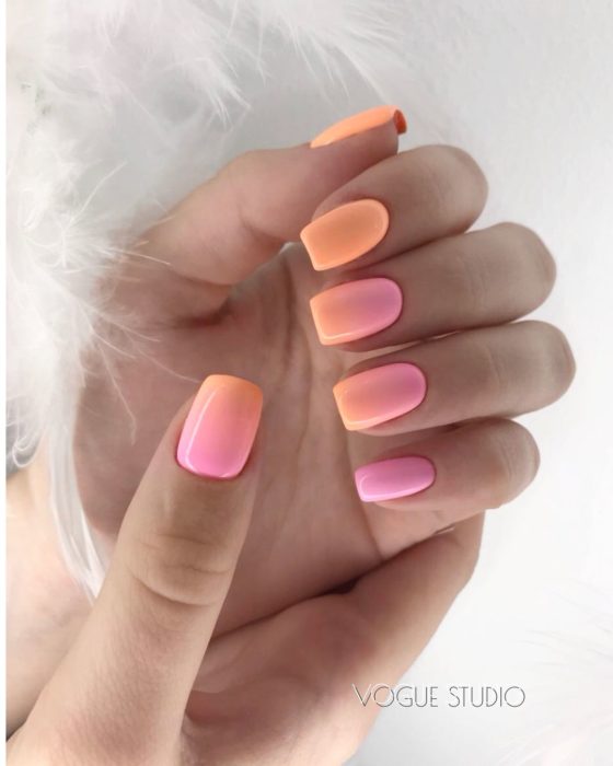 Chica con las uñas en efecto degradado
