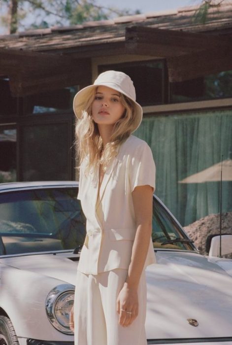 Chica llevando un conjunto en color beige con sombrero estilo pescador