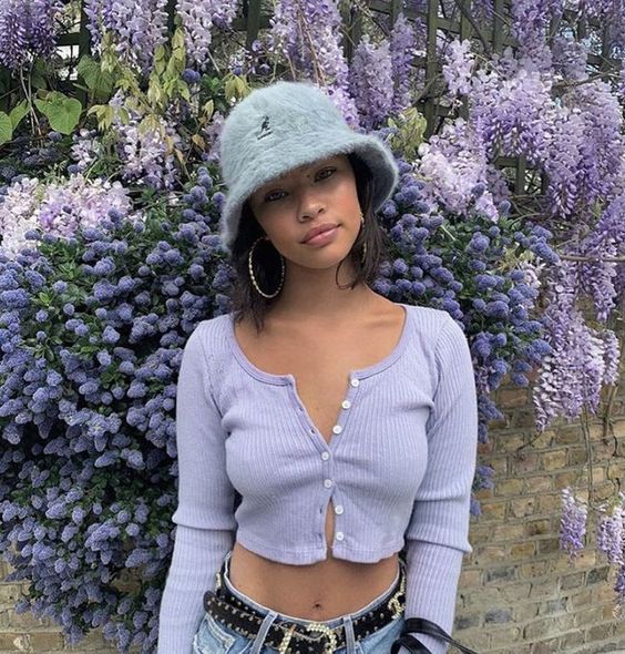 Chica con sombrero estilo pescador en tono morado con peluche