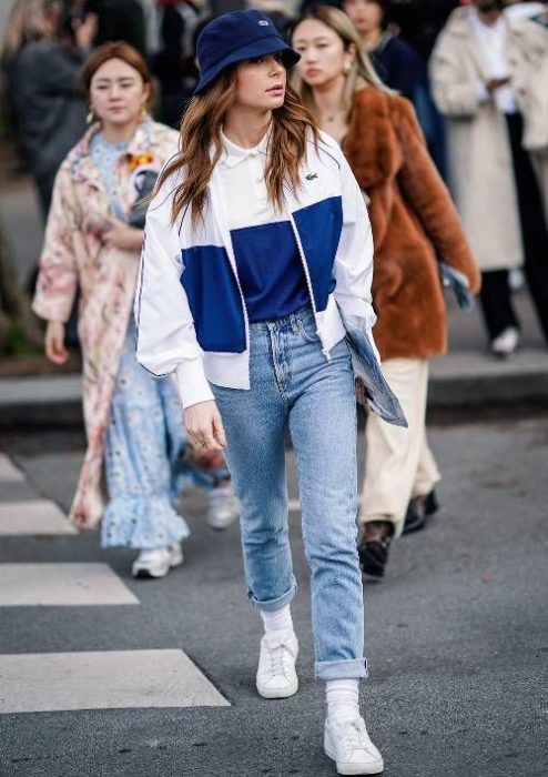 Chica con conjunto de hoodie azul con blanco y sombrero estilo pescador