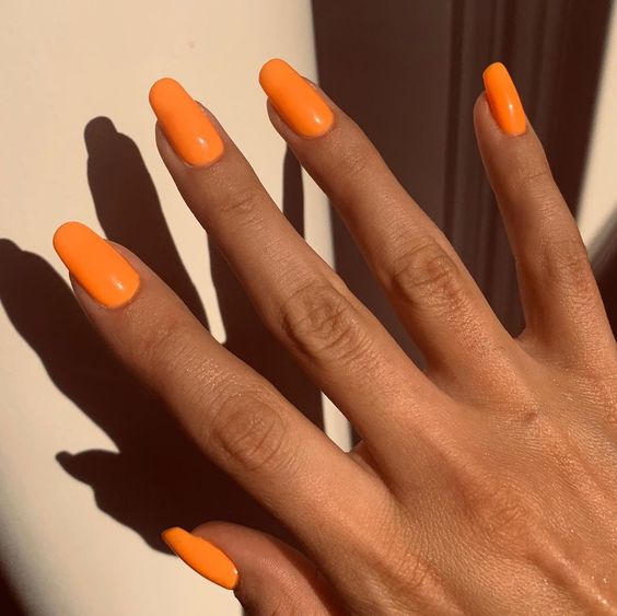 Uñas naranjas para chicas morenas