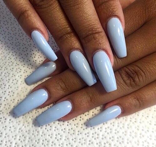 Uñas azul bebé para chicas morenas