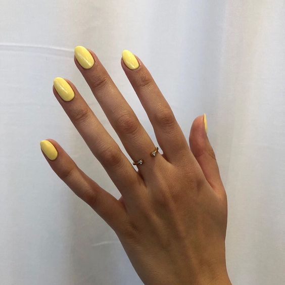 Uñas amarillas para chicas morenas
