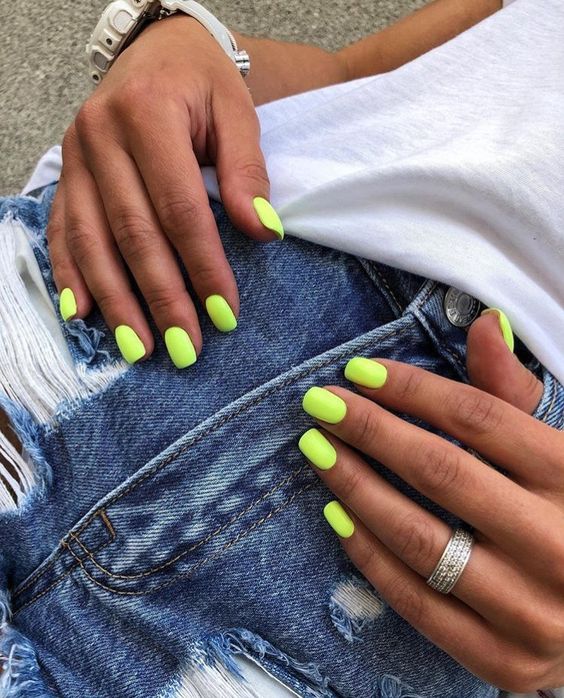Uñas verde fosforescente para chicas morenas