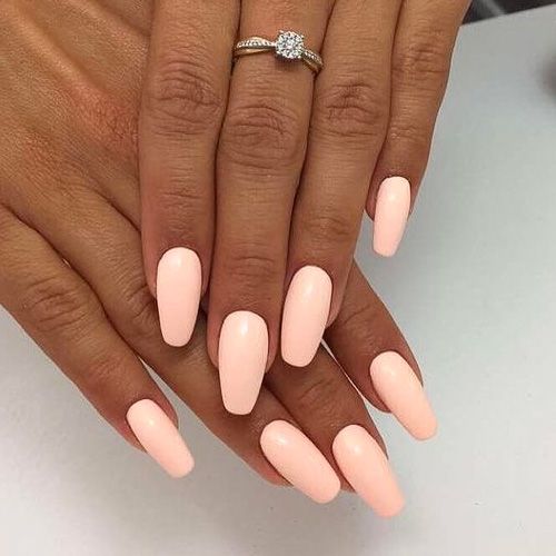 Uñas durazno para chicas morenas