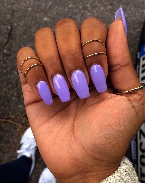 Uñas moradas para chicas morenas