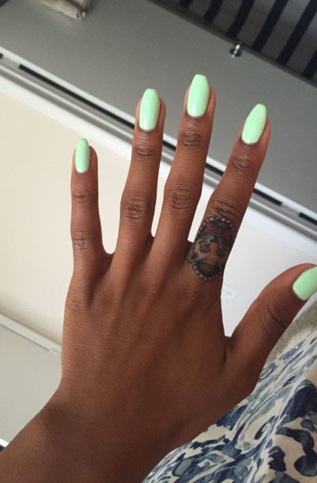 Uñas pistache para chicas morenas