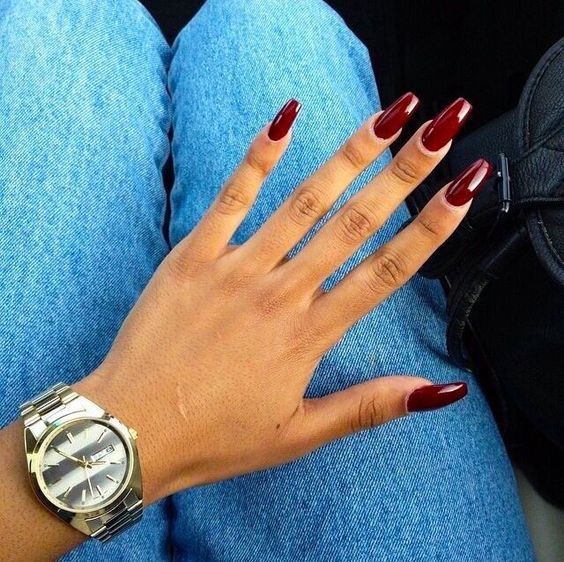 Uñas color vino para chicas morenas
