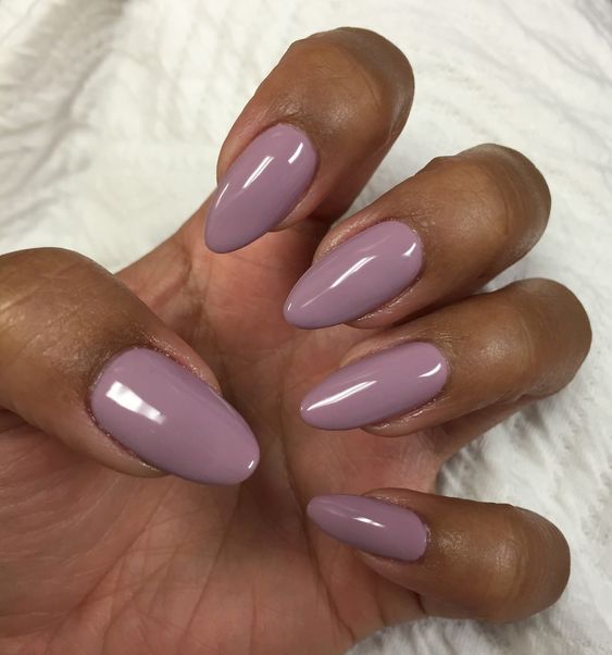Uñas uva para chicas morenas