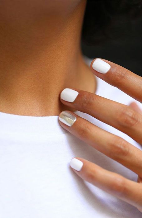 Uñas blancas para chicas morenas