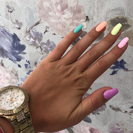 Uñas color pastel para chicas morenas