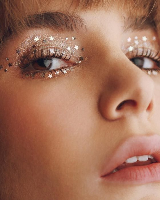 Maquillaje galáctico con tonos plata