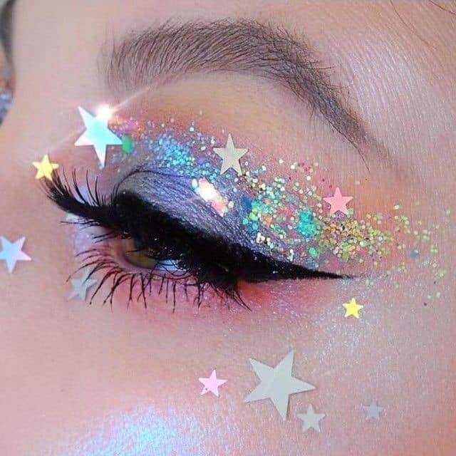 Maquillaje galáctico con tonos tornasol