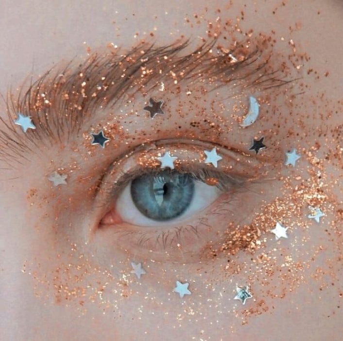 Maquillaje galáctico con tonos bronce y plata