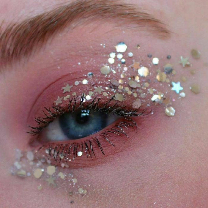 Maquillaje galáctico con tonos tornasol