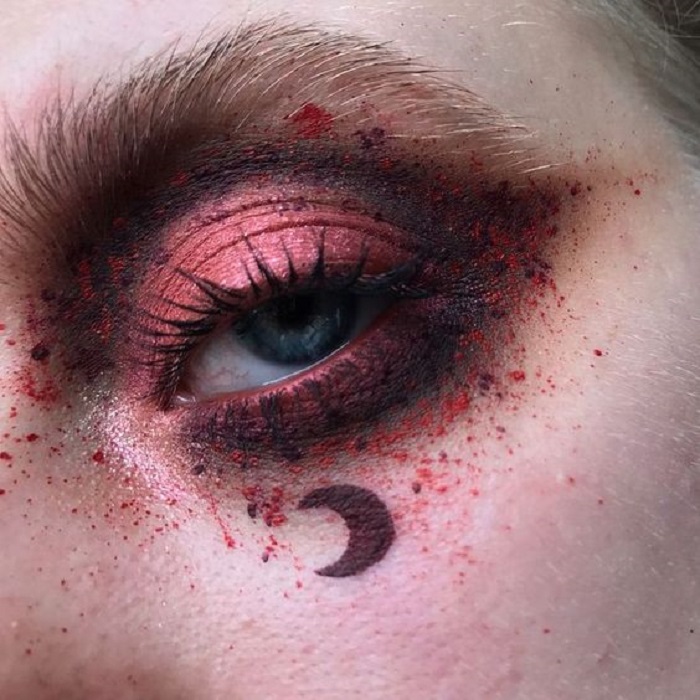 Maquillaje galáctico con tonos rojizos
