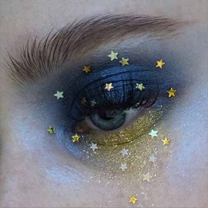 Maquillaje galáctico con tono azul y dorado