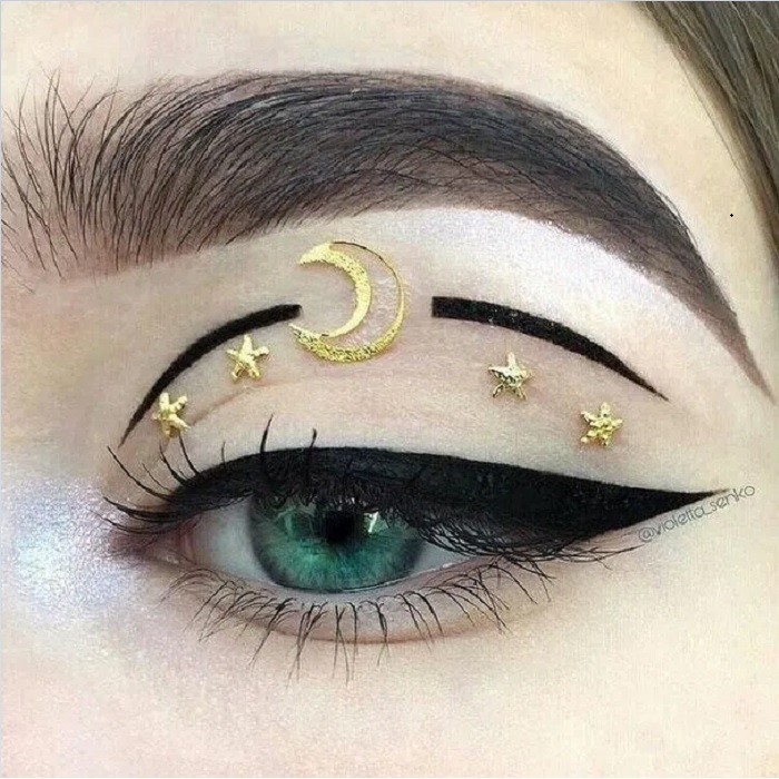 Maquillaje galáctico con tono dorado y negro