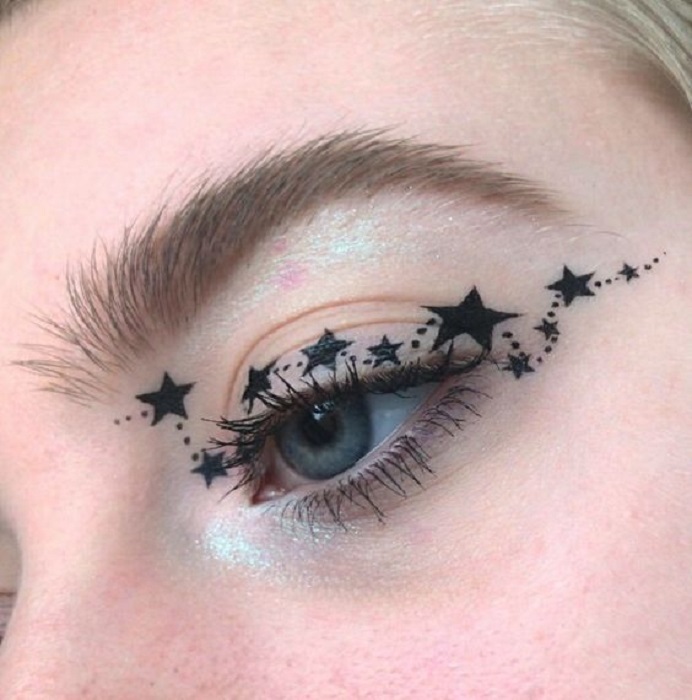 Maquillaje galáctico con tonalidad en negro