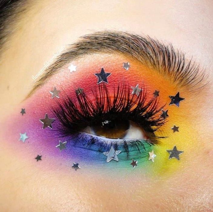 Maquillaje galáctico con tonalidad arcoíris