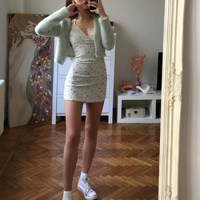 chica con vestido color verde pastel y cárdigan verde, tenis Converse blancos