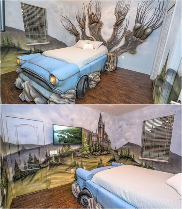Recamara pintada con paredes azul cielo y paisajes de montañas, con una cama en base de carro 
