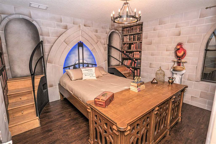 Habitación decorada con papel tapiz simulando una librería