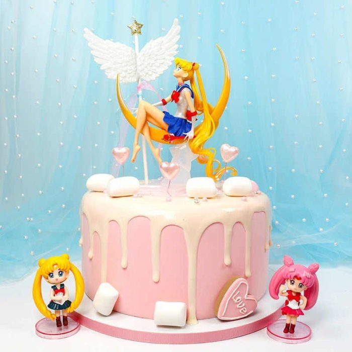 Pastel de Sailor Moon con fondant rosa y algunas decoraciones