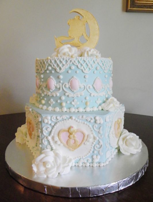 Pastel de Sailor Moon de dos pisos, tipo boda, con cubierta en tono azul y decoración dorada