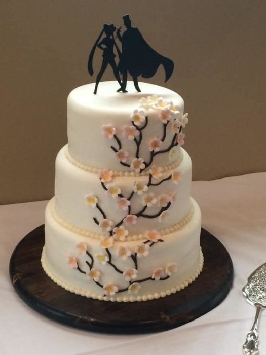 Pastel de Sailor Moon de tres pisos con una cobertura de chocolate oscuro