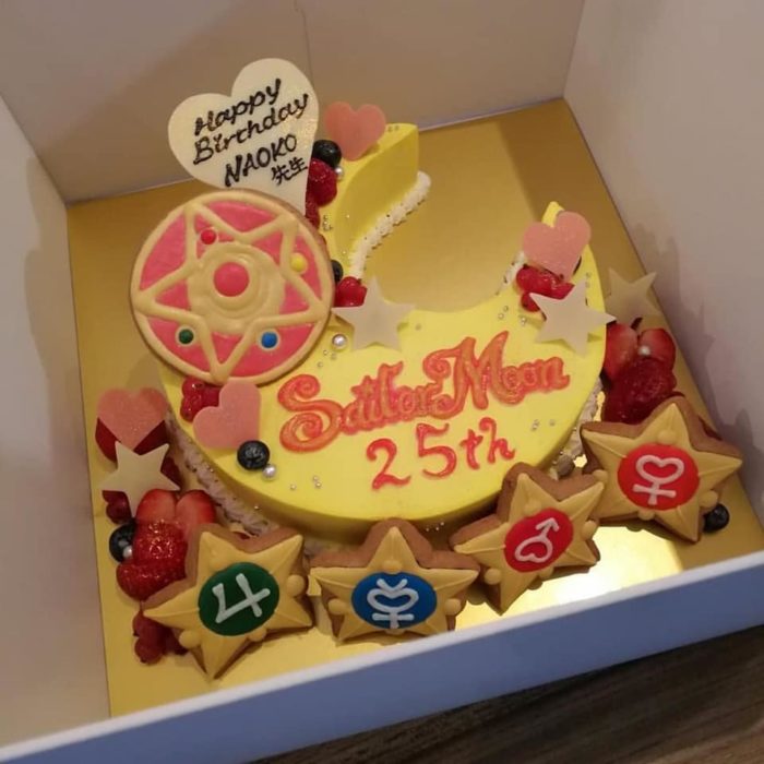 Pastel de Sailor Moon en forma de media luna y algunas galletas de las Sailor Scouts
