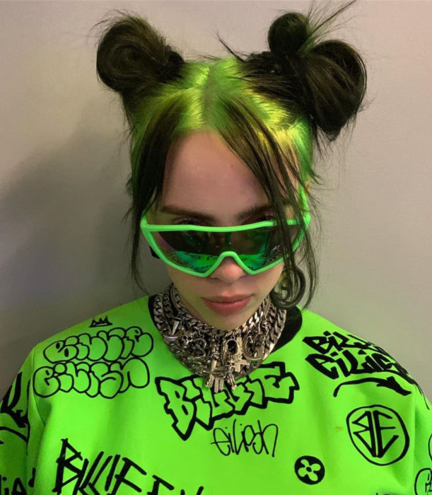 Billie Eilish con raíces verde neón y peinado de chongos estilo Sailor Moon, buns