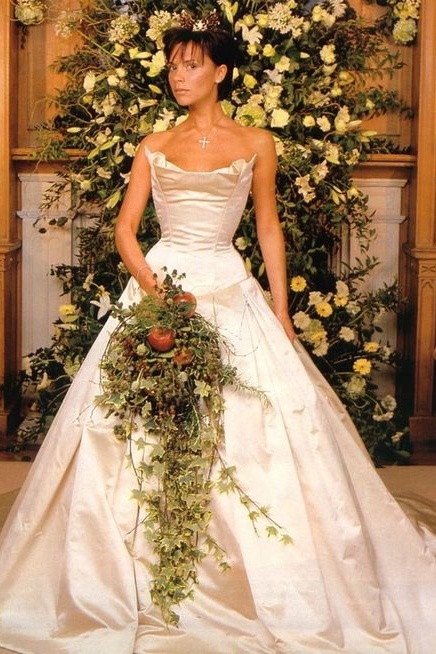 Victoria Beckham el dia de su boda con vestido de novia en 1999