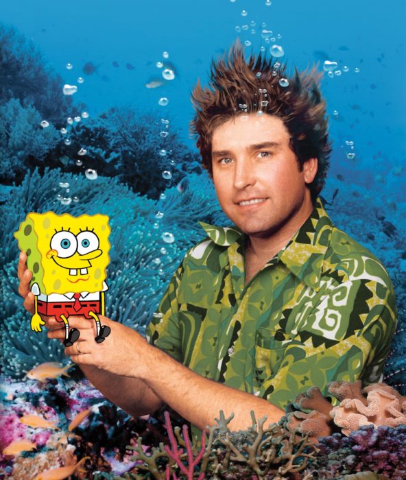 Stephen Hillenburg abrazando a Bob Esponja con un fondo de fondo de bikini